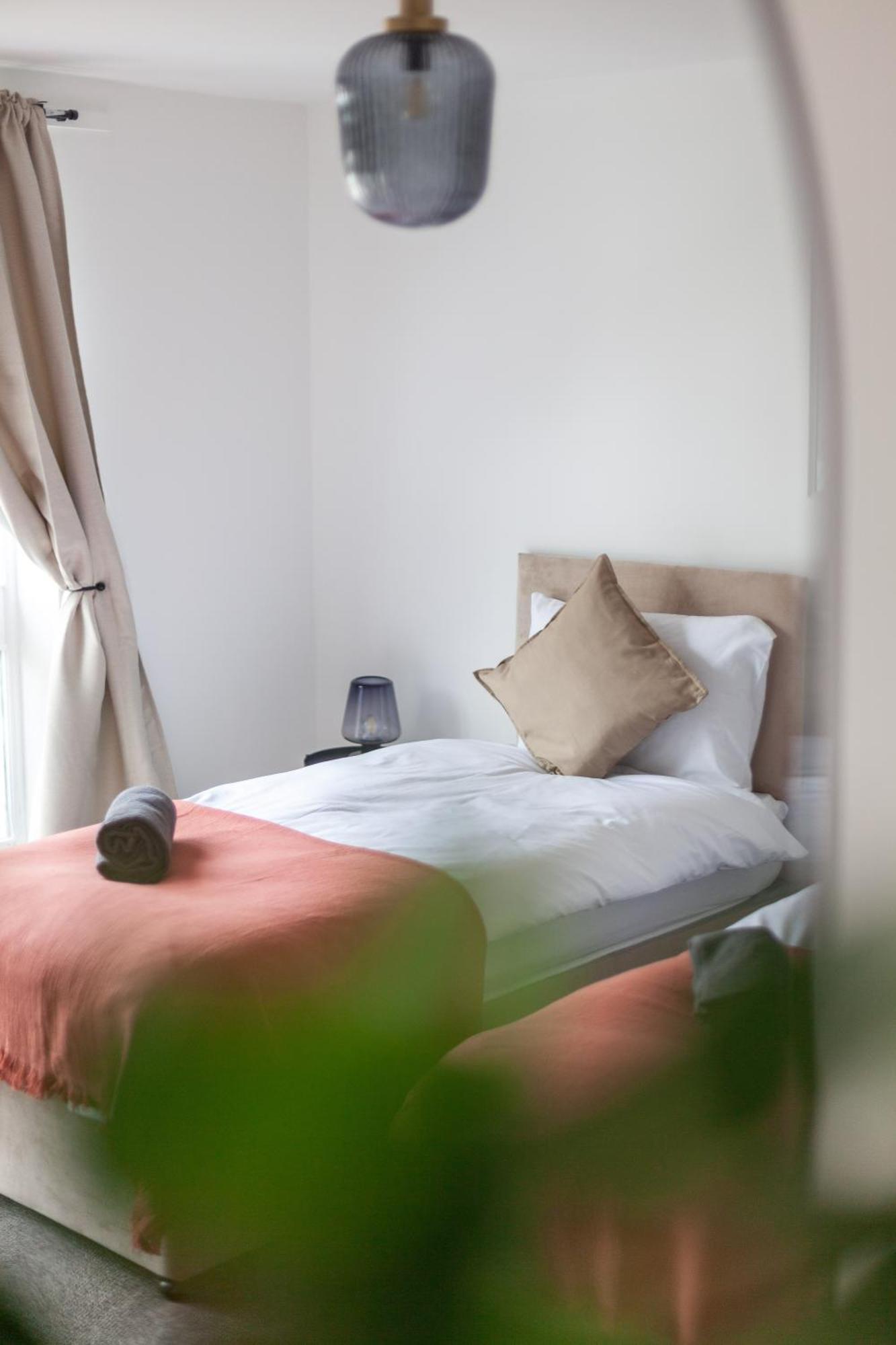 Arte Stays Serviced Houses Stratford - 3 Bedrooms 2 Bathrooms Houses London, Stratford, Maryland, Free Parking, Garden, Weekly Or Monthly Stays - Up To 8 Guests Exterior foto
